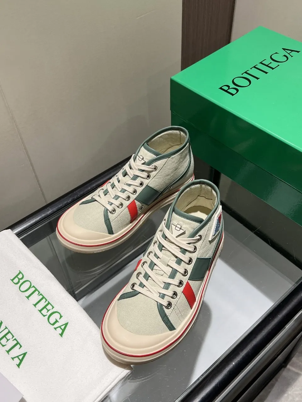 p540🐮🐮Bottega Veneta BV's latest Eliot series, retro basketball shoes, casual sports canvas shoes, become gods when they are launched! [Celebration] [Celebration] A 1:1 copy of the original version, [Fireworks] original material, [Fireworks] original color system, inspired by retro basketball sneakers, the color combination highlights youthful vitality, and perfectly interprets the theme of youth and childlike innocence. The details are also very particular. The summer canvas brings excellent durability and comfort. Designs such as calfskin trim, rubber toe caps and hand-painted retro red lines are full of retro feel. The round toe and convex sole add a modern feel and are suitable for various styles. Easily create a fashionable atmosphere. The upper foot is the focus...can be worn as a couple's shoes...each shoe has more taste and attitude! Fabric: Original customized high-density canvas + cowhide Lining: Original customized breathable canvas Insole: movable latex cowhide insole. Sole: original molded non-slip and wear-resistant TPU material. Sole thickness: 3cm. Size: women's size 35#-40#, men's size 39#-45#.